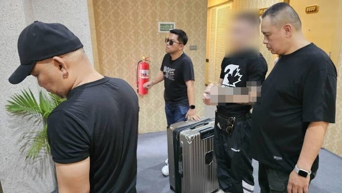 Beamte mit dem gefassten Österreicher (23) kurz nach der Festnahme.