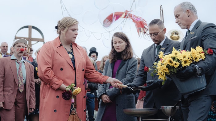 Stefanie Reinsperger (li.) spielt in „Vier minus drei“ eine enge Freundin der Familie. Kinostart ...