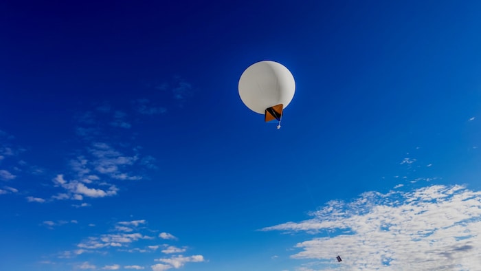 Mit Wetterballons versuchen die Schmuggler Waren illegal über den Grenzzaun zu transportieren.