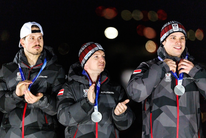 Die Ländle-Rodler Thomas Steu (li.) und Jonas Müller (re.) bringen jeweils zwei Silbermedaillen ...