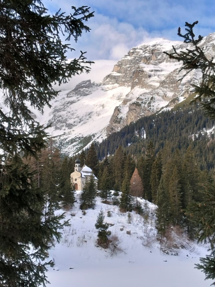 Die denkmalgeschützte Kapelle auf einer Anhöhe auf der Halbinsel.