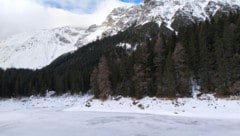 Der Obernberger See hat keinen Abfluss und ist derzeit zugefroren. Er entstand nach einem ...