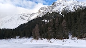 Der Obernberger See hat keinen Abfluss und ist derzeit zugefroren. Er entstand nach einem ...