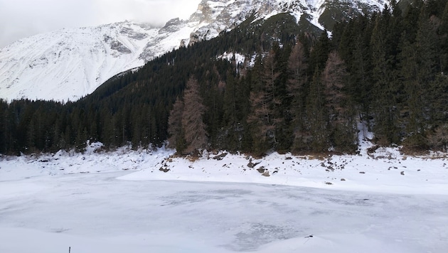 Der Obernberger See hat keinen Abfluss und ist derzeit zugefroren. Er entstand nach einem ...
