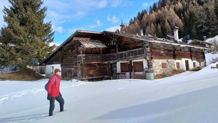 Schon nach wenigen Minuten wandern wir vorbei an urtümlichen Gebäuden der Unterrainsalm.