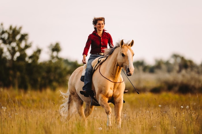 Sie reitet ohne Zaumzeug, nur mit Halsring und Strick.