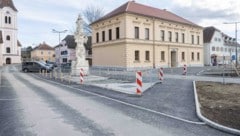 Am Neudauer Hauptplatz wurde asbestbelasteter Rollsplit gefunden. Jetzt wird das Material im ...