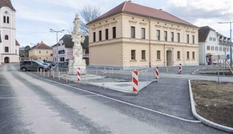 Am Neudauer Hauptplatz wurde asbestbelasteter Rollsplit gefunden. Jetzt wird das Material im ...