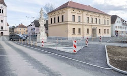 Am Neudauer Hauptplatz wurde asbestbelasteter Rollsplit gefunden. Jetzt wird das Material im ...