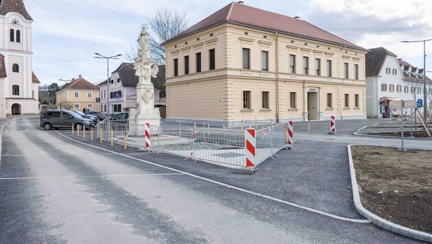 Am Neudauer Hauptplatz wurde asbestbelasteter Rollsplit gefunden. Jetzt wird das Material im ...