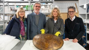 Direktor Martin Hochleitner, Historikerin Susanne Rolinek (v.r.) übergeben das Rundschild an die ...