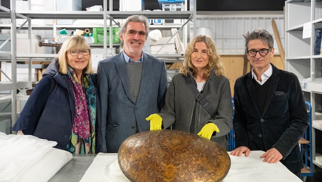 Direktor Martin Hochleitner, Historikerin Susanne Rolinek (v.r.) übergeben das Rundschild an die ...