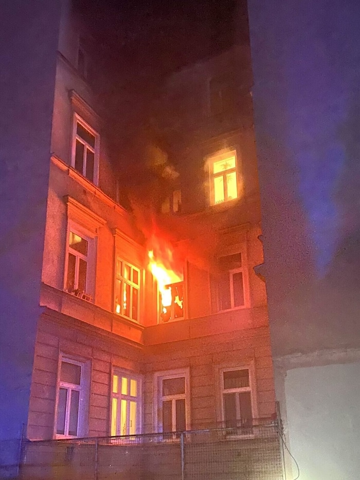 Flammen schlugen aus einem Fenster, das Stiegenhaus war stark verraucht.