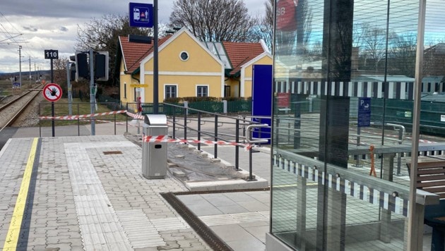 Auf den betroffenen Bahnhöfen in Winden am See (Foto) und Breitenbrunn wurde der Schotter von ...