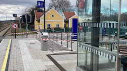 Auf den betroffenen Bahnhöfen in Winden am See (Foto) und Breitenbrunn wurde der Schotter von ...