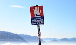 Auf vielen Kanälen wird derzeit auf die Lawinengefahr in Tirols Bergen hingewiesen. 
