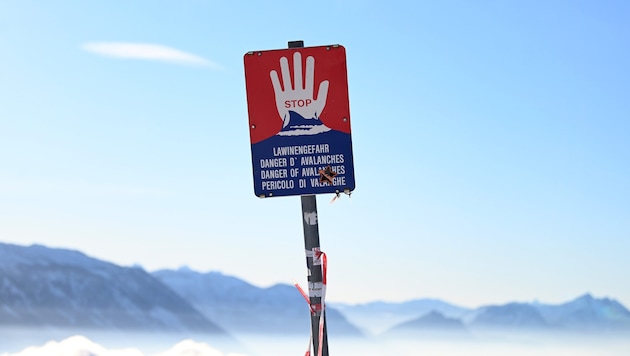 Auf vielen Kanälen wird derzeit auf die Lawinengefahr in Tirols Bergen hingewiesen.