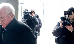 Zwölf Frauen beschuldigen den Unternehmer Frank Stronach der versuchten Vergewaltigung.
