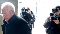 Zwölf Frauen beschuldigen den Unternehmer Frank Stronach der versuchten Vergewaltigung.