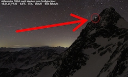 Ein Bild der Webcam als Symbol der Bergragödie: Der Lichtpunkt zeigt, wo das Paar in der Nacht ...