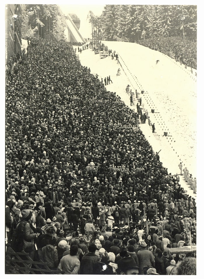 Hexenkessel Bergisel! Wie das Foto zeigt, hat es in letzter Minute doch noch Neuschnee gegeben.