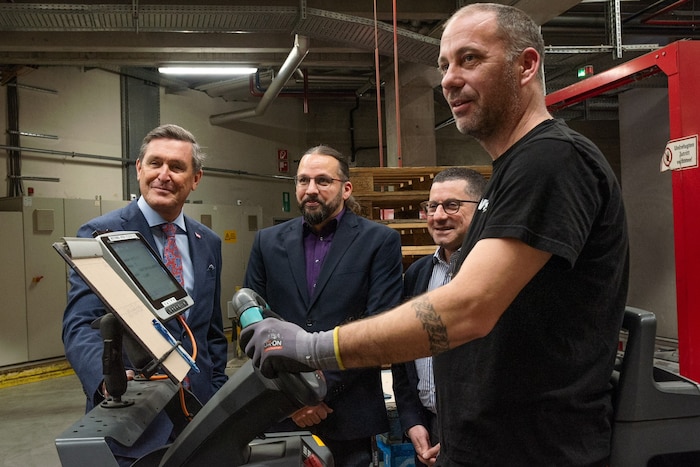 Infrastrukturminister Peter Hanke persönlich vor Ort mit Lagerleiter Mario Böhm, Rewe-Vorstand ...