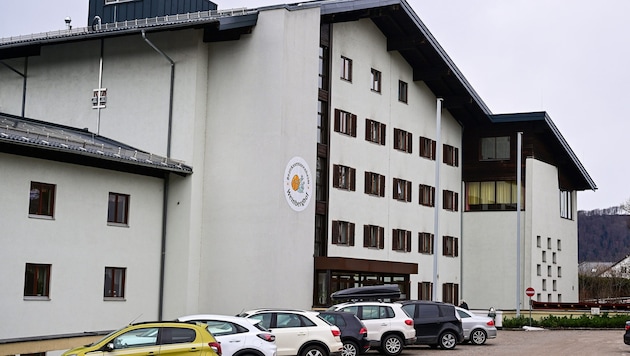 Im Bezirksseniorenheim Weinberghof in Gmunden sind 120 Bewohner untergebracht. Um sie kümmern ...