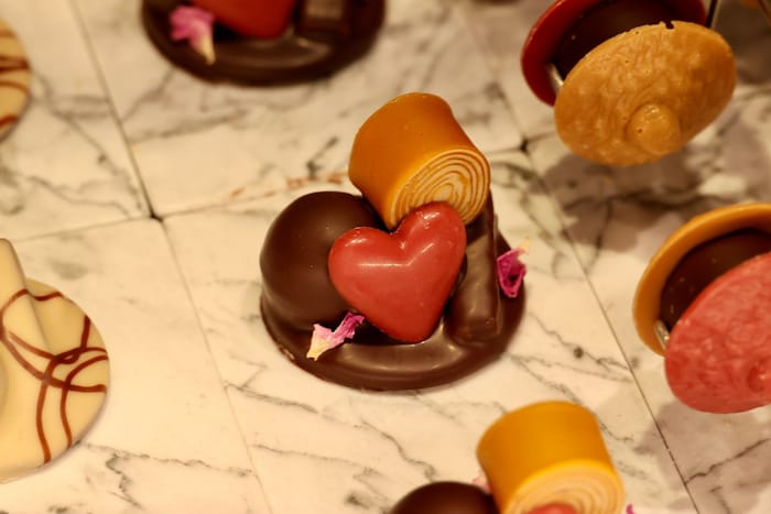 Neben Blumen liegt Schokolade als Präsent hoch im Kurs.