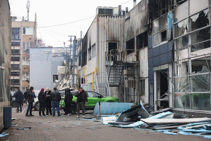 Auch in der vergangenen Nacht griff Russland die Ukraine an. Auf dem Bild sind Schäden in der ...