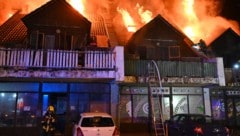 Bei einem Brand in einem Arbeiterwohnheim nahe Budapest sind am Freitag mindestens vier Menschen ...