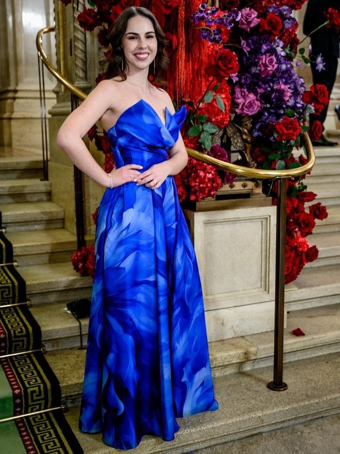 Blumige Details: Emily Patek in einer Robe von Erika Suess.