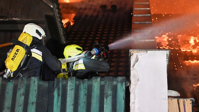 Das Feuer dürfte durch eine explodierte Gasflasche verursacht worden sein.