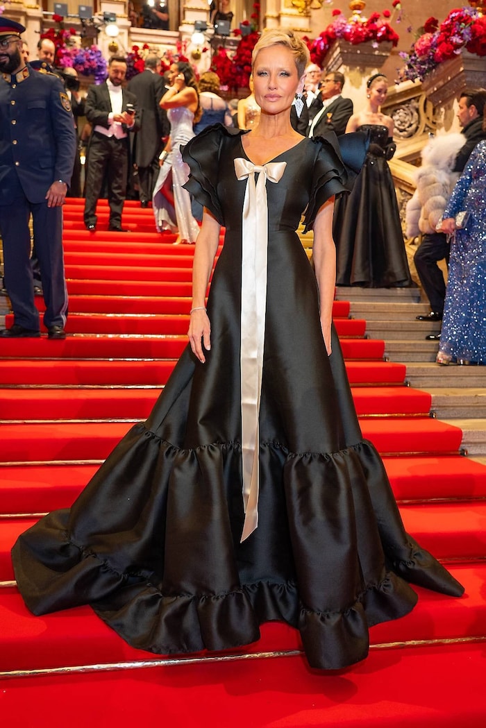 Adriana Karembeu kam im Geschenke-Look von Anelia Peschev.