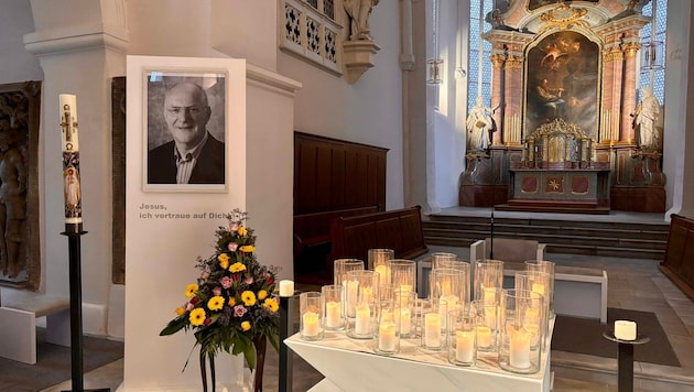 Der Priester wird in mehreren Gemeinden verabschiedet.