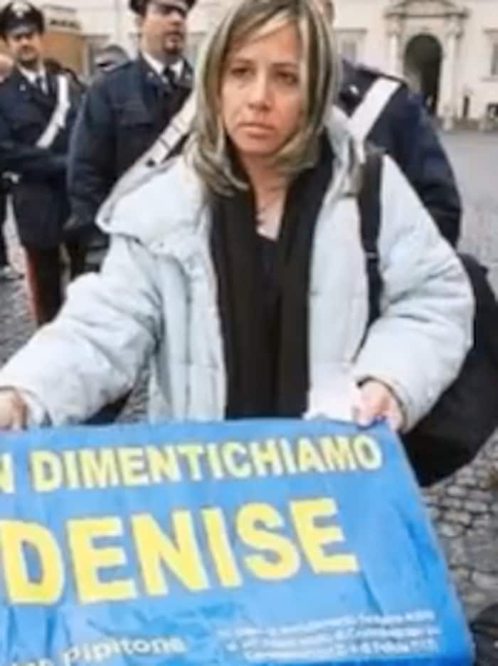 Die Mutter des Opfers bei einem Mahnmarsch