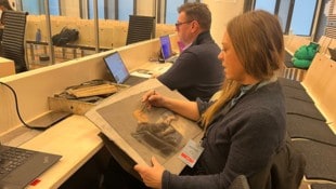 Ane Hem sitzt während des Prozesses bei den Medien.