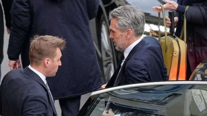 Der niederländische Premierminister Schoof beim Aussteigen aus einem Auto