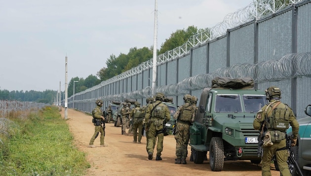 Um den Zaun an der EU-Außengrenze zu überwinden, suchen Schmuggler weiter nach neuen Wegen.