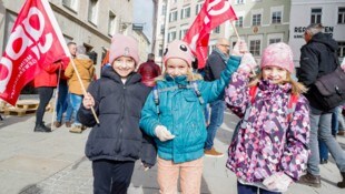 Bei einem Protest im Februar brachten Eltern, Kinder und Tageseltern ihren Unmut über das TEZ ...