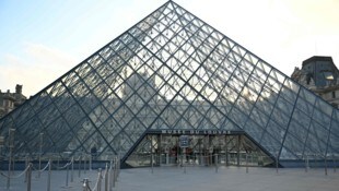 Seit Monaten steht das Pariser Musée du Louvre wiederholt in den Schlagzeilen.