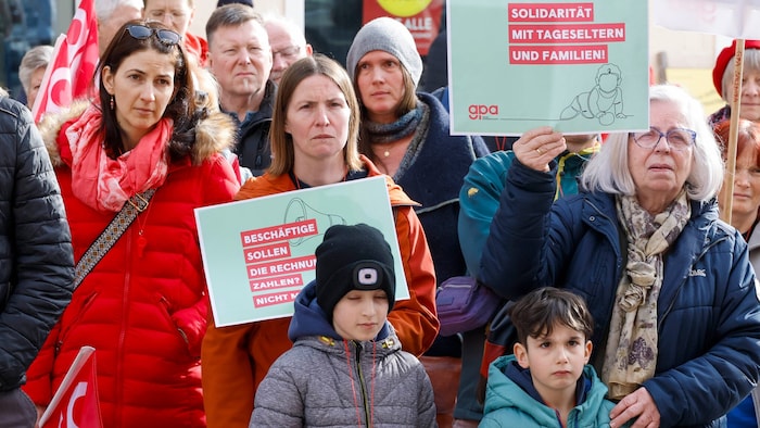 Großeltern, Eltern und Kinder zeigten sich am Platzl solidarisch mit Tageseltern. Diesen drohen ...