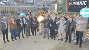 Daumen nach unten: Unternehmer machen gegen den geplanten Umbau mobil. 