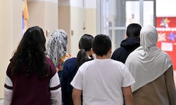 Ab dem kommenden Schuljahr dürfen Mädchen bis zum 14. Lebensjahr in der Schule kein Kopftuch ...