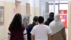 Gegen das bevorstehende Kopftuchverbot an Schulen gingen Demonstranten in Wien auf die Straße.