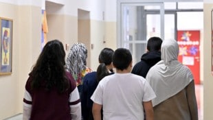 Gegen das bevorstehende Kopftuchverbot an Schulen gingen Demonstranten in Wien auf die Straße.
