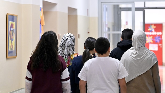 Ab dem kommenden Schuljahr dürfen Mädchen bis zum 14. Lebensjahr in der Schule kein Kopftuch ...