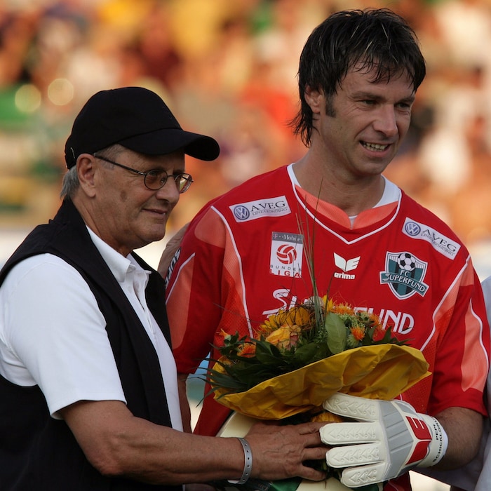 Mit Pasching-Tormann Pepi Schicklgruber (r.). Weitere Stars waren Mayrleb, Glieder, Zellhofer ...