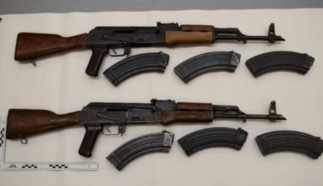 Bei der Festnahme wurden in einem Fahrzeug zwei Sturmgewehre, eine halbautomatische Pistole und ...