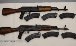 Bei der Festnahme wurden in einem Fahrzeug zwei Sturmgewehre, eine halbautomatische Pistole und ...
