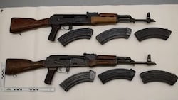 Bei der Festnahme wurden in einem Fahrzeug zwei Sturmgewehre, eine halbautomatische Pistole und ...
